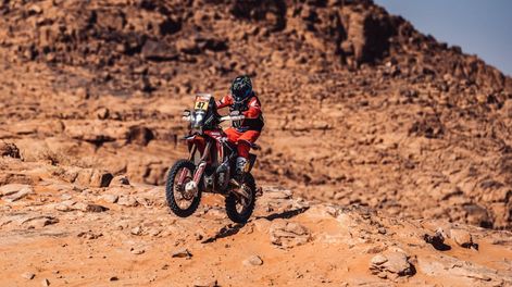 Los Andes | Kevin Benavides festejó en la novena etapa para las motos y trepó a la posición de escolta en la general. A su vez, su hermano Luciano debió abandonar.