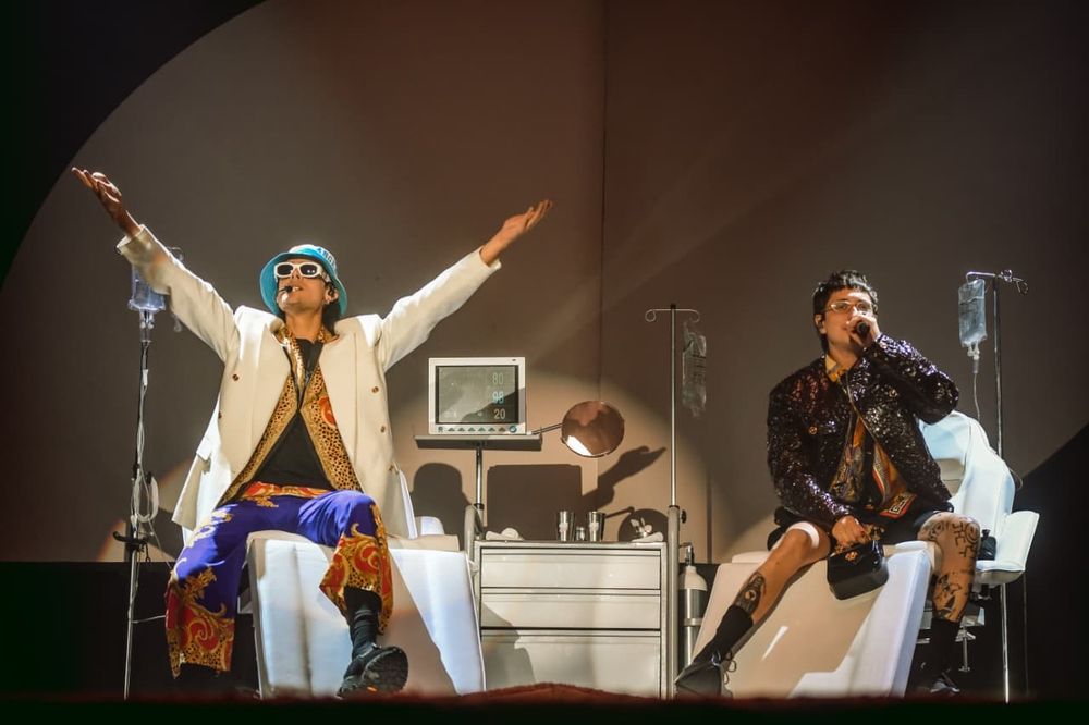 Ca7riel y Paco Amoroso ofrecieron en Mendoza una experiencia total: música, humor, provocación, visuales y una energía arrolladora.