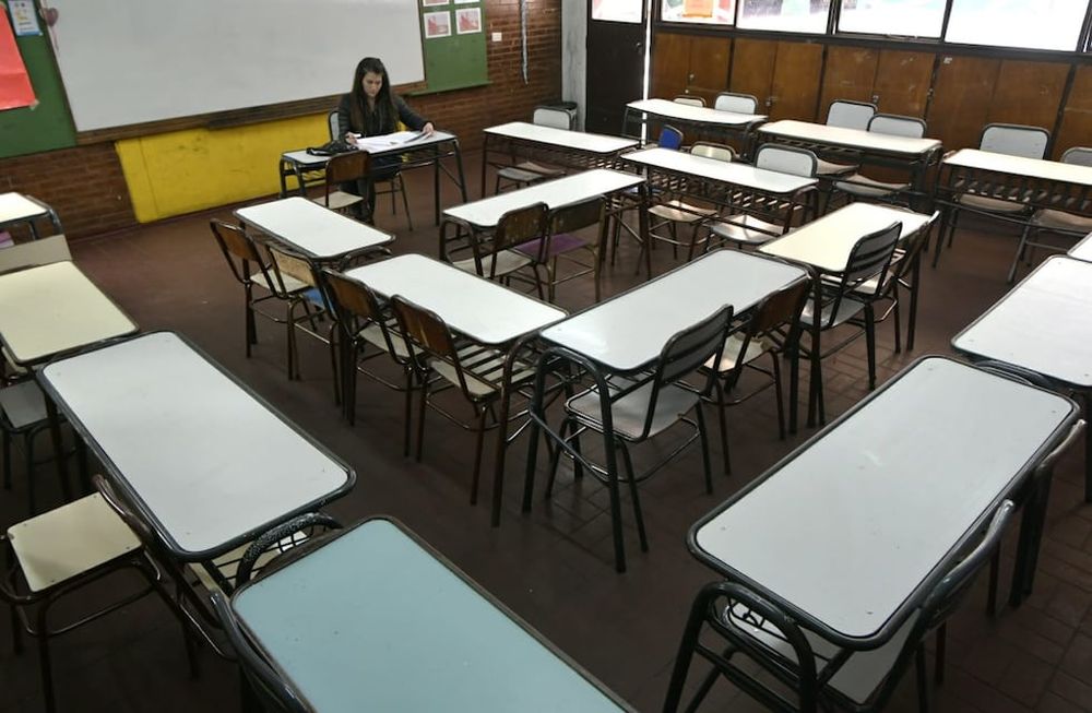 Imagen de hoy martes 28 de julio de 2022 en la escuela Patricias Mendocinas, de Ciudad. Una docente está sola en el aula, ya que no concurrieron sus estudiantes para apoyar la lucha docente. | Orlando Pelichotti / Los Andes