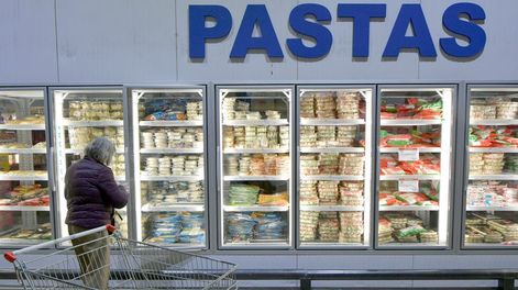 Los Andes | La clase media “estira la plata” y genera estrategias para llegar a fin de mes. En la foto, el Mayorista Oscar David.Foto: Orlando Pelichotti / Los Andes