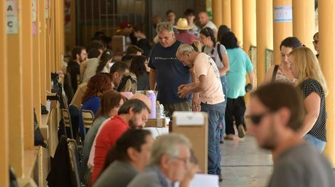 Los Andes | Denuncian robo y roturas de boletas y una urna vandalizadaHa sucedido en algunas escuelas pero aseguran que se han podido reponer sin problemas. Las autoridades de mesa acuerdan con los fiscales mecanismos de controles periódicos.Escuela Rafael Oblig