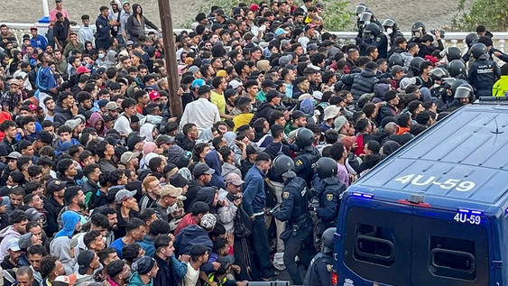 Tenso traslado de 3.000 migrantes de las playas de Ceuta al centro temporal del puerto.