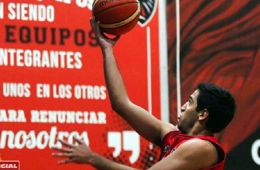 Sin brillar, el Apache arrancó con un triunfo