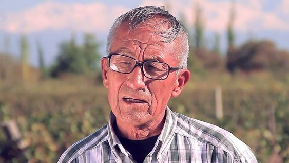 El productor compró su primera finca en 1987 y desde entonces participa de la vitivinicultura mendocina, sin perder nunca su espíritu de trabajo incansable.