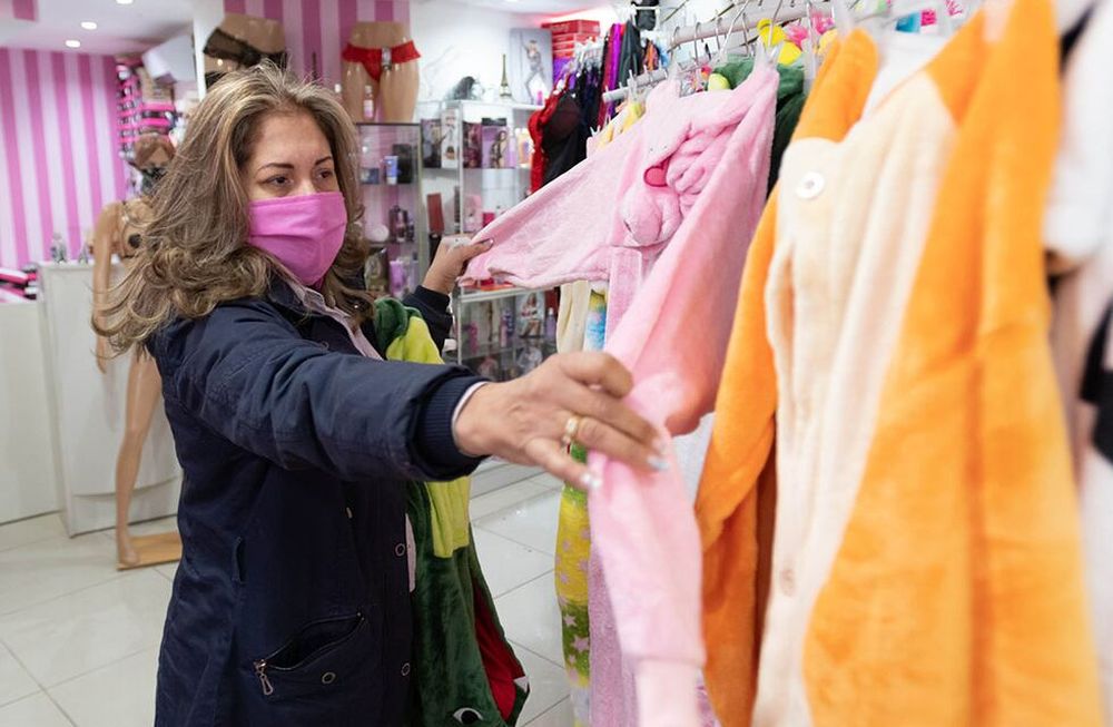 Emprendedores cambiaron su estrategia de ventas por la pandemia, Griselda tiene un local de lenceria y comenzo a vender ropa por las redes sociales.