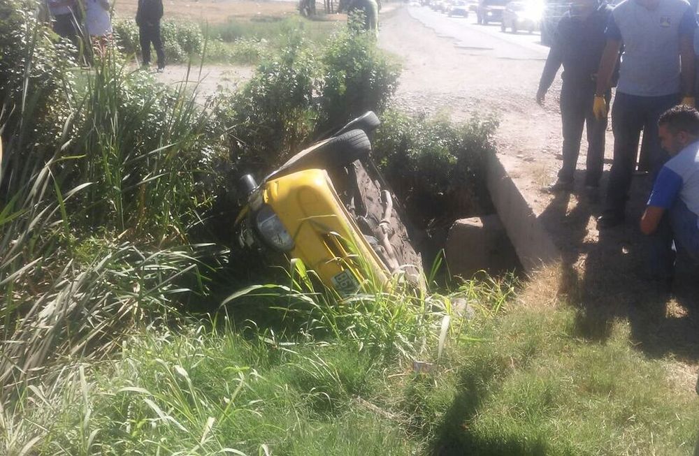 Un taxi volcó en el Acceso Sur y se cayó a un zanjón