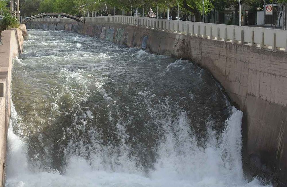 Mendoza con pronósticos positivos con los caudales de agua.Canal Cacique Guaymallén en la esquina de Morón y Costanera Foto: José Gutierrez / Los Andes