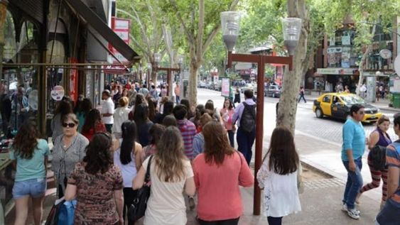En algunos negocios de ropa y calzado del centro todavía conviven la liquidación con los productos de la nueva temporada.