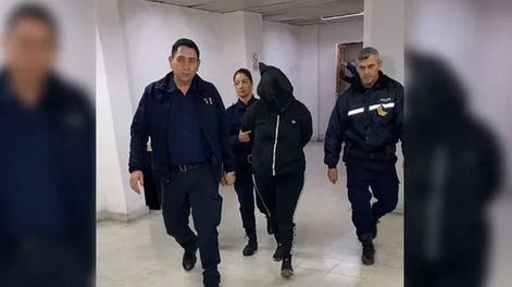 El momento en que trasladan a Marina Abigail Silva, la mujer policía acusada del doble crimen de sus hijos en San Luis (Gentileza / El Diario de la República)