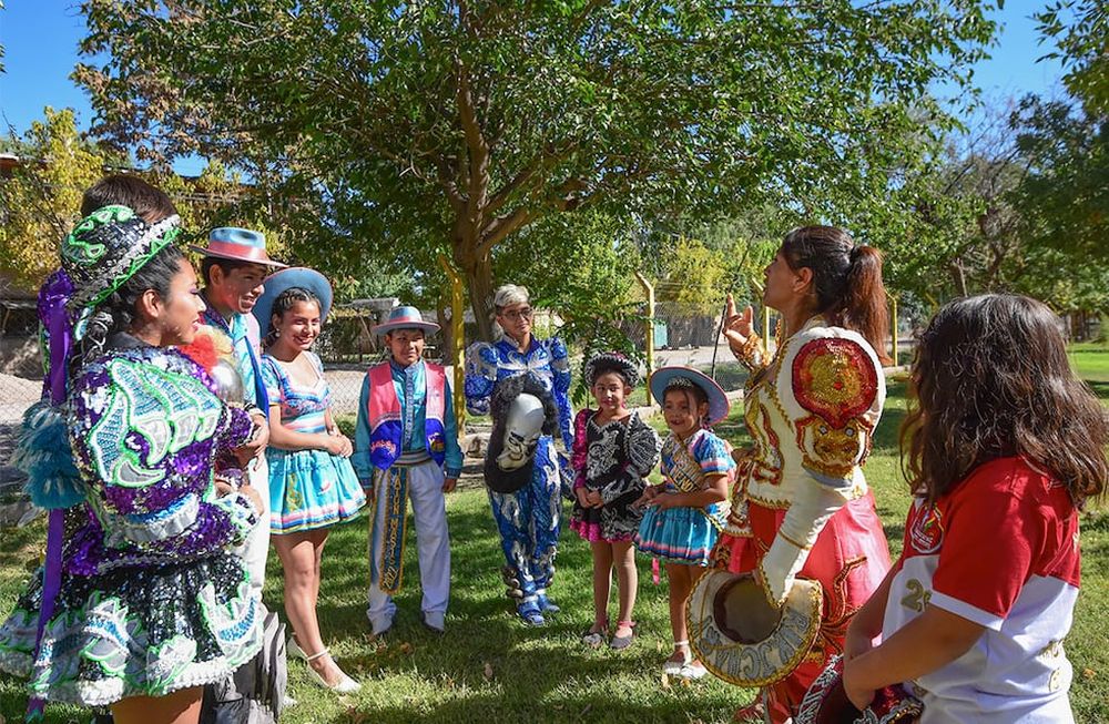 Carnaval en Ugarteche, diferentes agrupaciones de Caporales se reunieron junto Marisa Barea delegada municipal en el polideportivo de Ugarteche para ultimar detalles sobre el carnaval.Foto: Mariana Villa/ Los Andes
