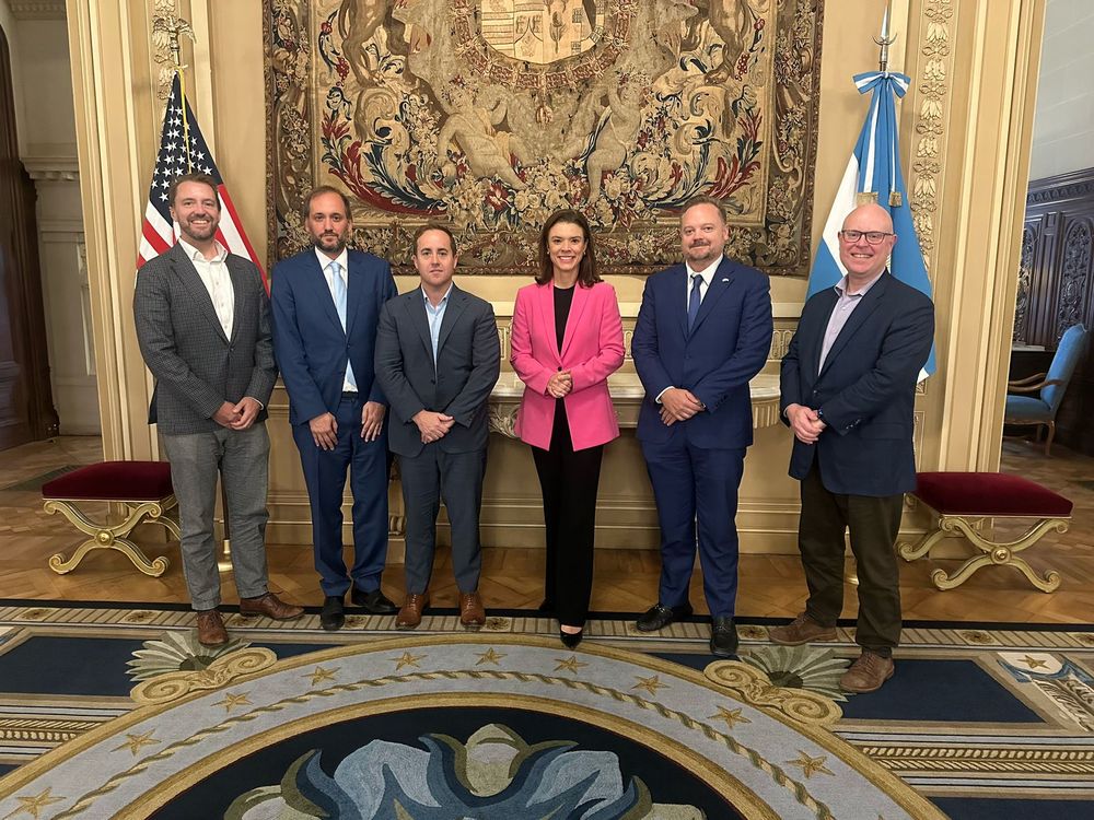El comité Ejecutivo de Impsa integrado por Jorge Salcedo, Juan Manuel Domínguez y Jason Arceneaux, se reunió con Abigail Dressel, Ministra Consejera de la Embajada de los Estados Unidos en Argentina. Del encuentro también participaron Matthew Stokes, Consejero de Asuntos Económicos y Eric Olson, Consejero Comerical.