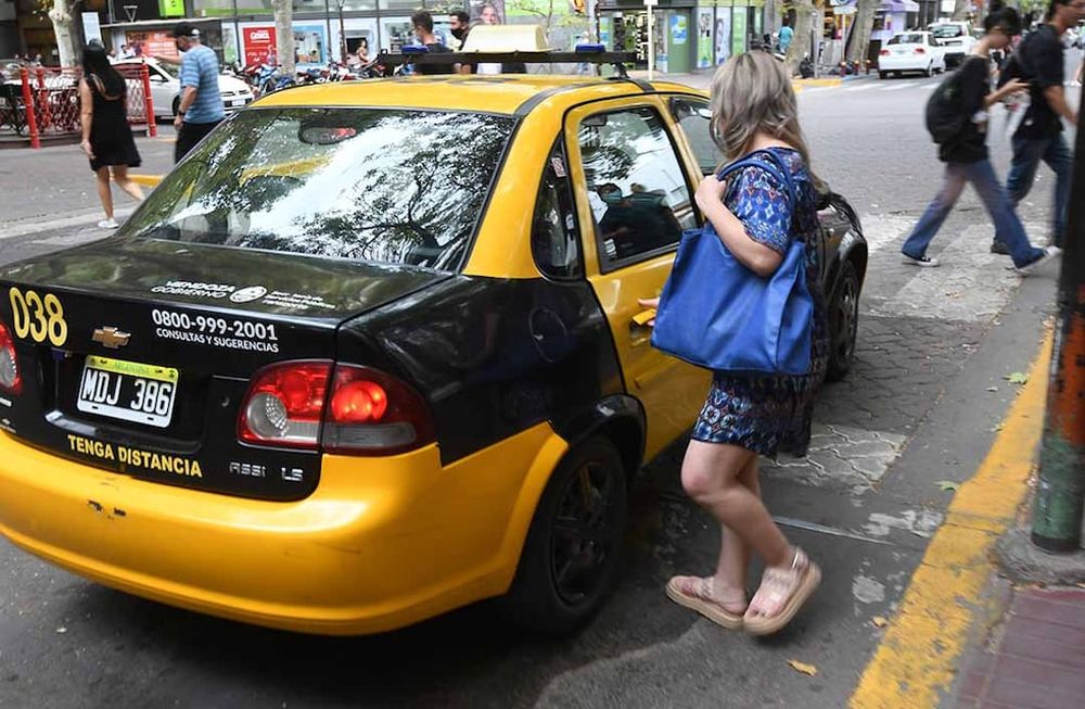 Taxis y remises de Mendoza piden que se aumenten las tarifas de bajada de bandera.
