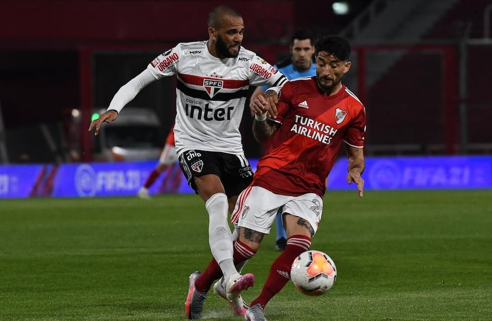 Dani Alves, la gran figura del San Pablo, se fue con mucha bronca por los pasillos del estadio Libertadores de América. Papelón del San Pablo. / Gentileza.