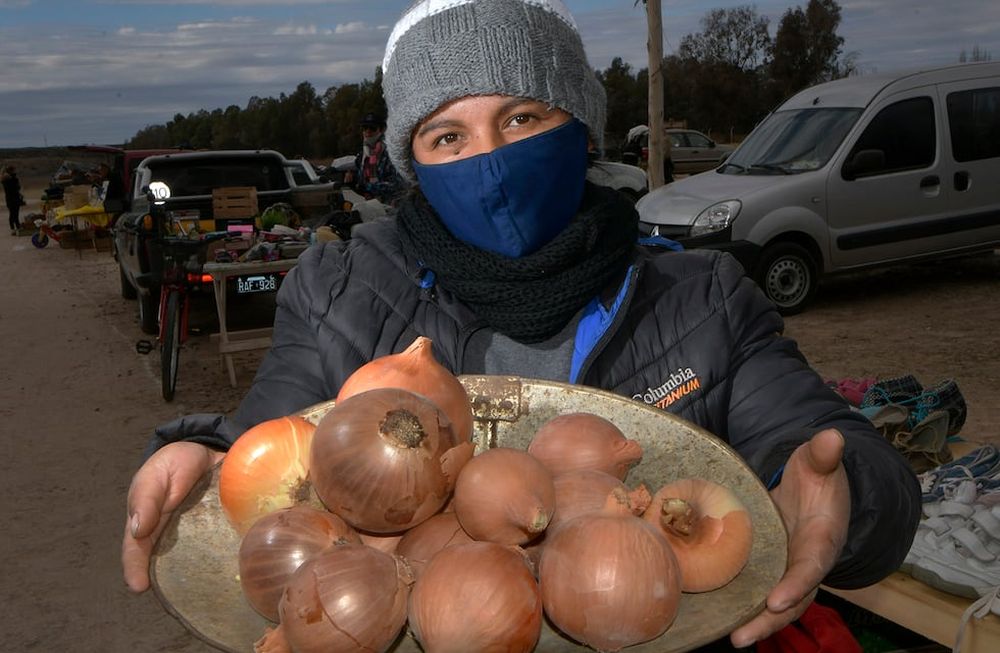 Ana Albornoz muestra parte de los productos que cultiva y cosecha, y expone dentro de la feria al aire libre de Ugarteche, en Luján de Cuyo. Foto: Orlando Pelichotti / Los Andes