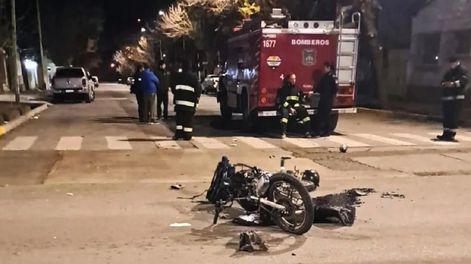 Los Andes | Bomberos iban a apagar un incendio en Tupungato y chocaron a un motociclista en el camino