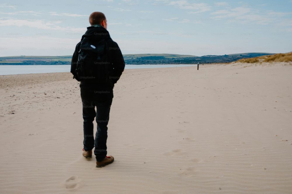 Un caminante queda impactado al encontrarse con un pez batracio casi extinto de 1,8 metros en una playa
