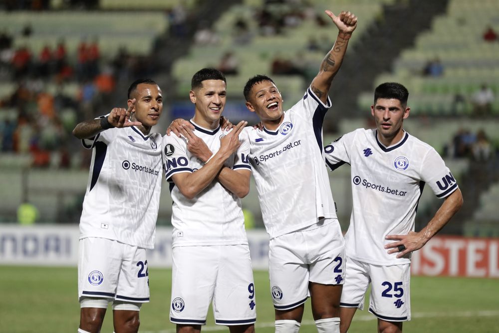 Independiente Rivadavia tuvo en el paraguayo Alex Arce a un goleador implacable: anotó tres. 