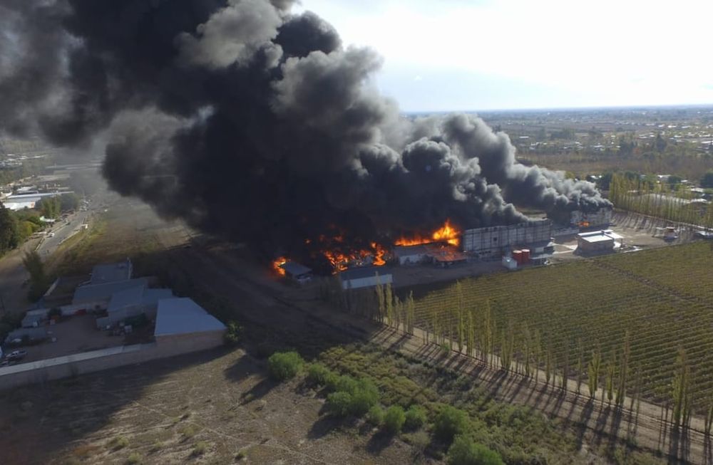 Se prendió fuego Plastiandino. El fuego se habría originado por un cortocircuito y la explosión de una de las máquinas. Se calculan pérdidas totales en el 85% del terreno de la fábrica. - Foto Gentileza