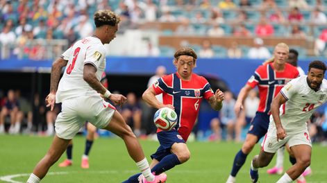 Mundial 2026.Patrick Berg de Noruega disputa el balón con Nico O’Reilly de Inglaterra este sábado, en un partido de cuartos de final del Mundial de la FIFA 2026 entre Noruega e Inglaterra en el estadio Hard Rock en Miami (Estados Unidos).&nbsp;