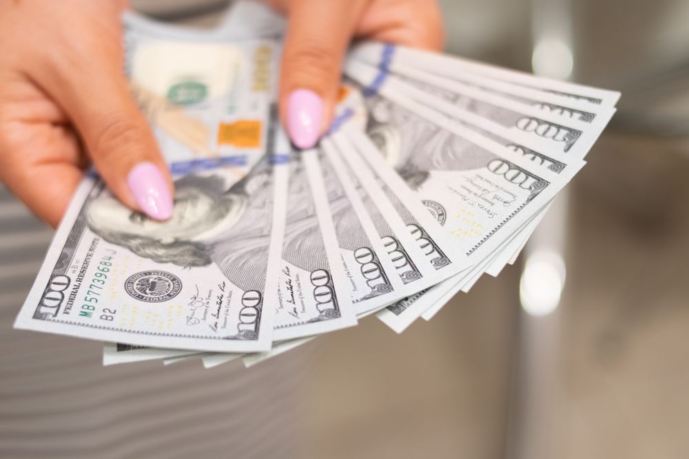 Mavi dolar ilk kez bankalarda resmi dolarla aynı değere ulaştı.