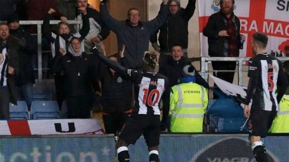 Un hincha de Newcastle festeja un gol sacando su pene y fue captado por la televisión