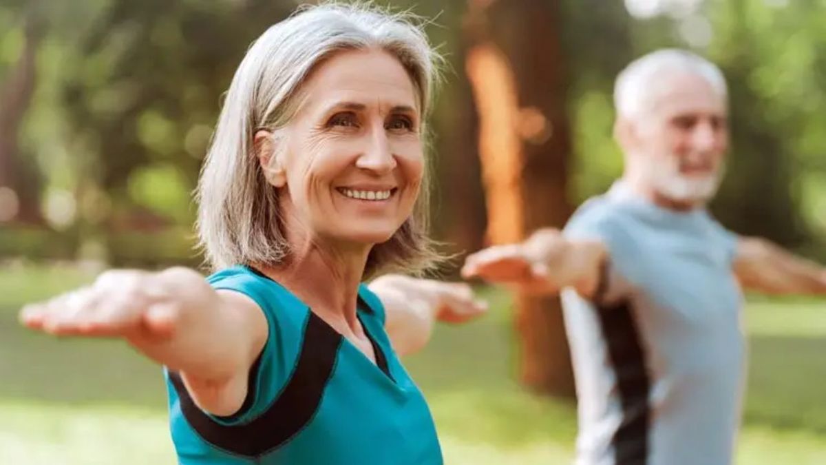 Solo con caminar no alcanza: el ejercicio recomendado por expertos para personas mayores de 60 años