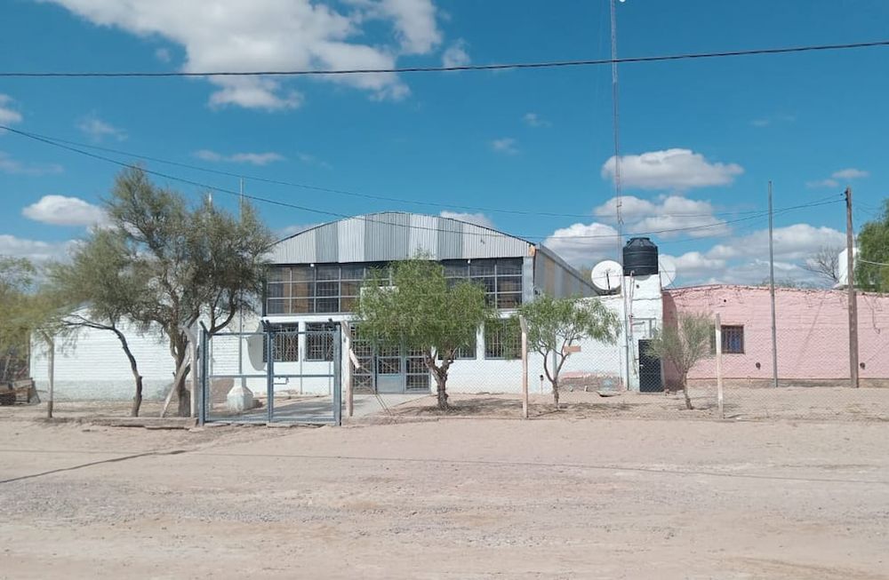 El establecimiento tiene los niveles Inicial y Primario y la única maestra pidió licencia. La escuela alberga a los niños durante siete días y otros siete días se van a sus casas. | Foto: gentileza