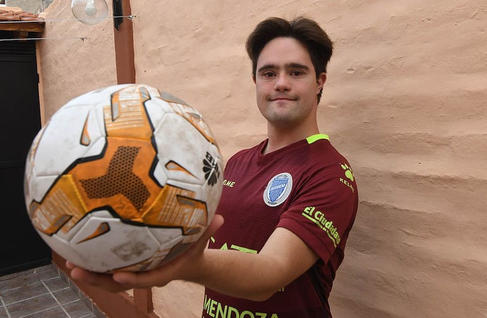 21 de marzo día internacional del Síndrome de Down. Rodrigo de 24 años terminó el secundario, juega al fútbol y fue preseleccionado para la selección argentina de Futsal de chicos con Síndrome de Down. Foto: Marcelo Rolland / Los Andes