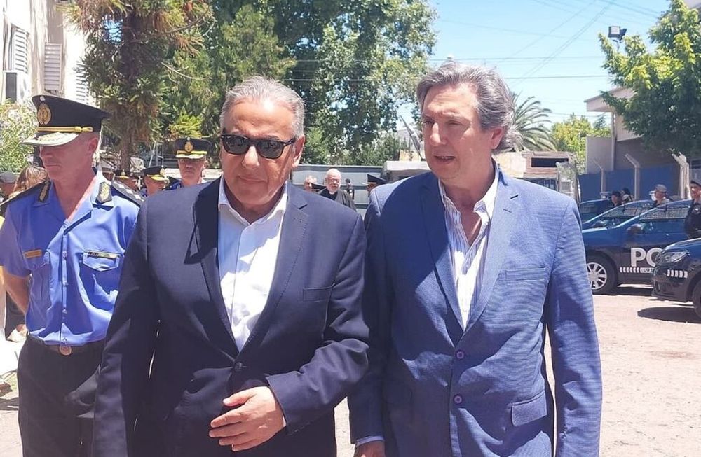 El ministro de Seguridad, Raúl Levrino y el intendente de San Rafael, Emir Félix en la entrega de movilidad y equipamiento. Juntos después de una pelea por equipamiento.