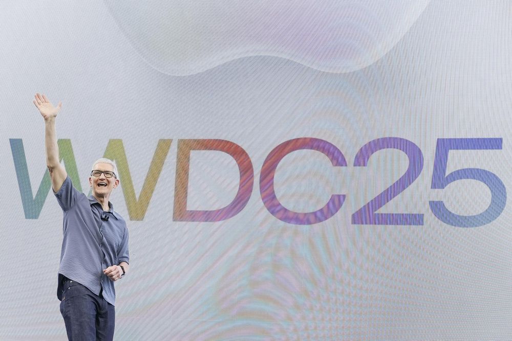 Apple-CEO Tim Cook winkt der Menge zu, als er am 9. Juni 2025 während der Apple Worldwide Developers Conference 2025 (WWDC) auf dem Apple Park Campus in Cupertino, Kalifornien, USA, über die Bühne geht.