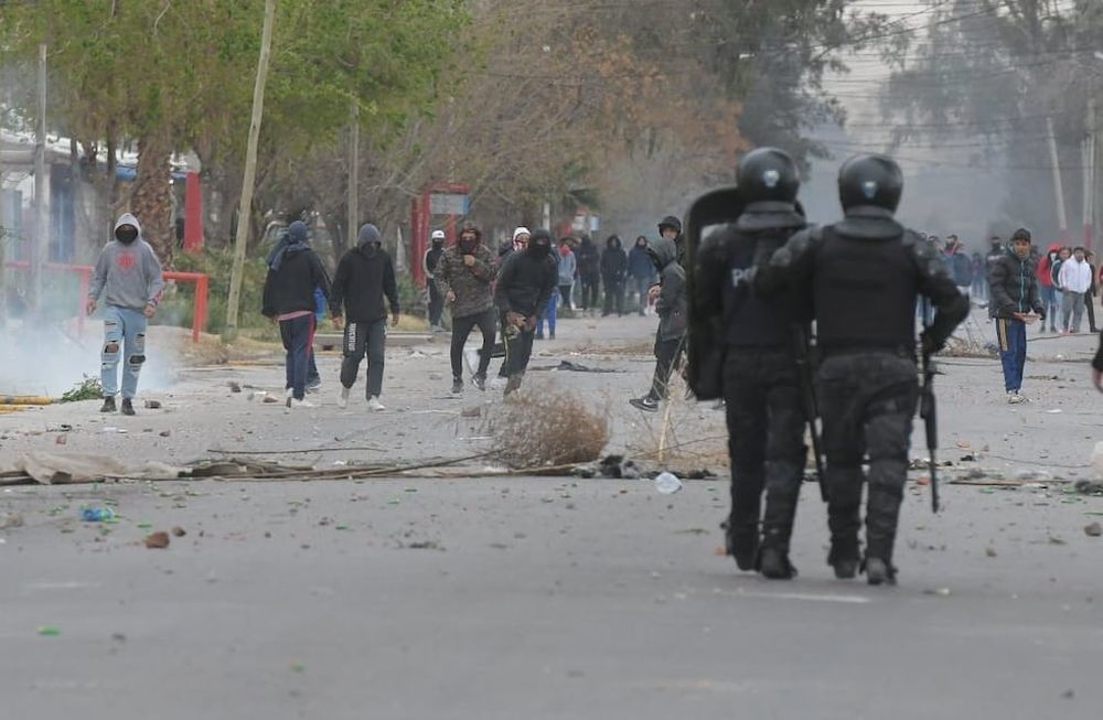 Efectivos de la UMAR e Infantería se enfrentaron con vecinos del barrio Santa Teresita - Foto Ignacio Blanco