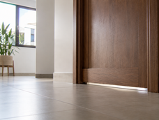 pocos lo saben: por que muchas puertas tienen un pequeno espacio entre el piso y la madera