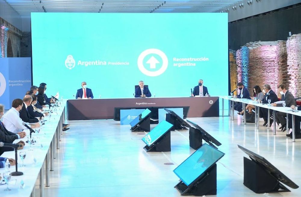 Fernández encabeza el acto en el Museo del Bicentenario junto al ministro Guzmán (Foto: Presidencia de la Nación)