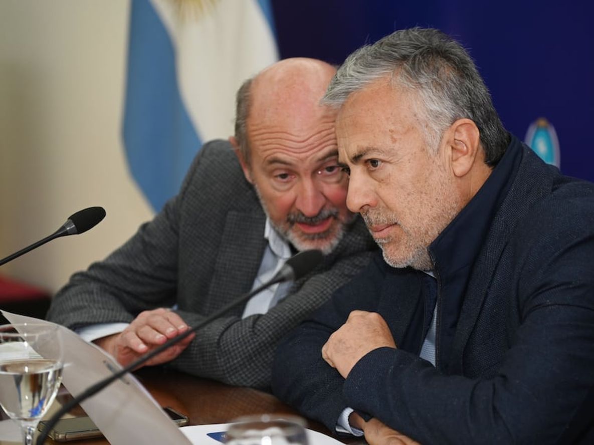 El ministro de Producción, Rodolfo Vargas Arizu le realiza un comentario al Gobernador Alfredo Cornejo, momentos antes de la presentación en Casa de Gobierno.