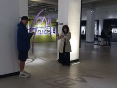 Cristian Castro posa junto al logo de Soda Stereo que diseñó la mendocina Tite Barbuzza (ella, también en la foto) y que está expuesta en el MMAMM de Mendoza. Cristian Castro posa junto al logo de Soda Stereo que diseñó la mendocina Tite Barbuzza (ella, también en la foto) y que está expuesta en el MMAMM de Mendoza.