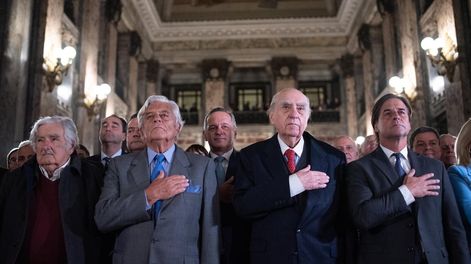 Los expresidentes uruguayos José Mujica, Luis Lacalle Herrera, Julio María Sanguinetti y el actual mandatario, Luis Lacalle Pou, participan en una sesión extraordinaria de la Asamblea General de Uruguay donde se recordó los 50 años del comienzo de la dictadura cívico-militar que vivió el país sudamericano entre 1973 y 1985. Foto: EFE/ Gianni Schiaffarino