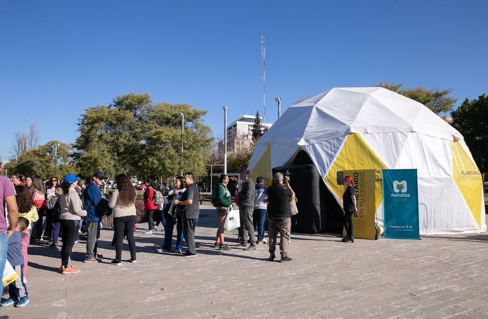 El planetario itinerante ya llegó a la Ciudad y cautiva a cientos de visitantes