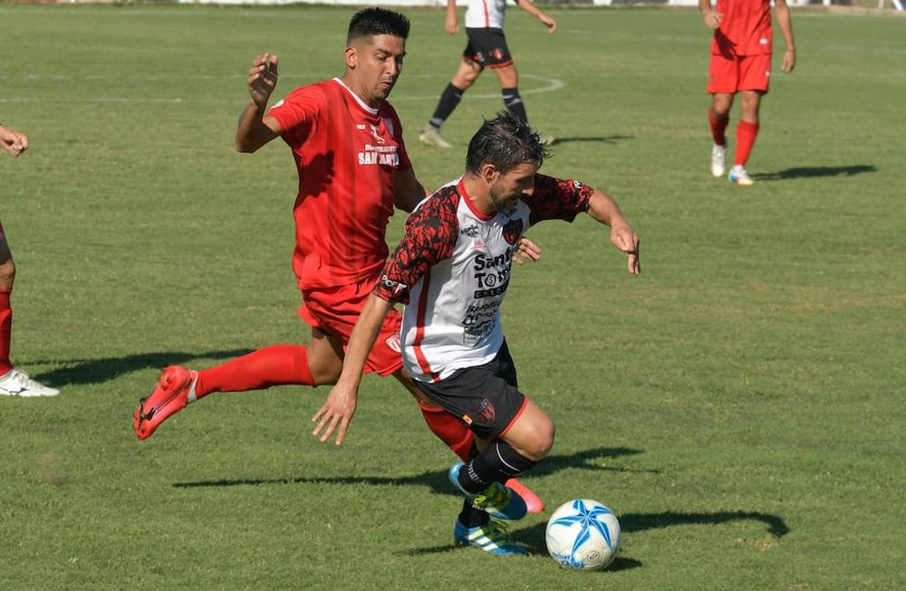 Experiencia. Jorge Velázquez, de Atlético San Martín, y el Chirigua Aguirre, de FADEP, buscarán seguir aportando su jerarquía al servicio de sus equipos. / Orlando Pelichotti.