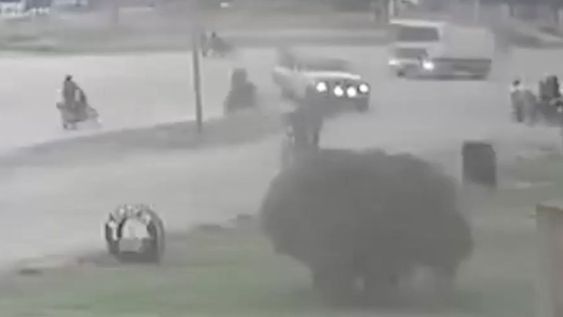 Corría una picada en moto y se estrelló contra el parabrisas de una camioneta.