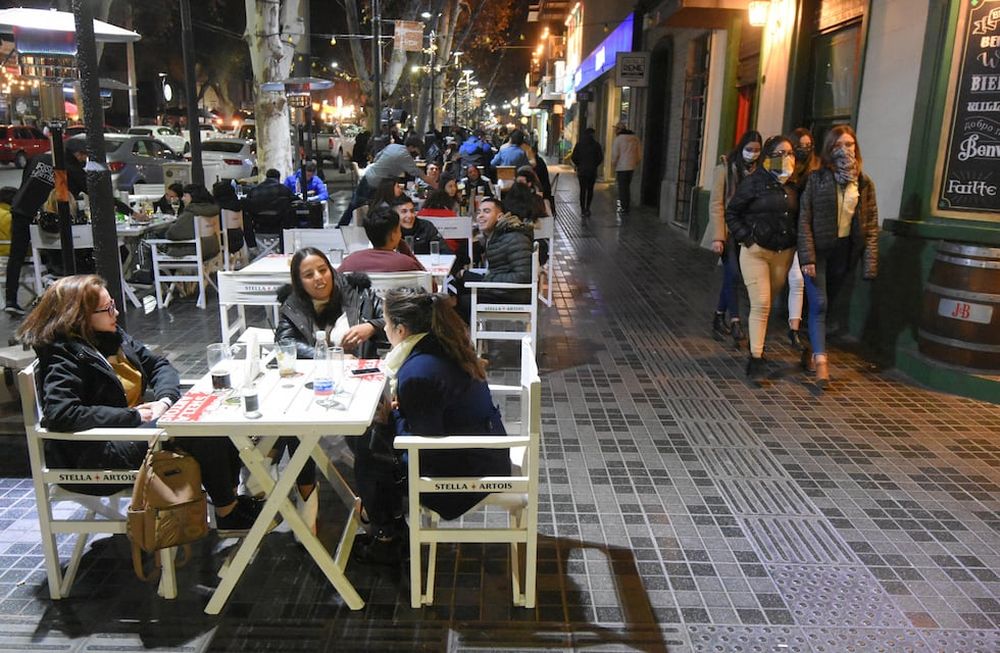 Hast las 23, los fines de semana se puede asistir a restaurantes sin la restricción de DNI - José Gutiérez / Los Andes