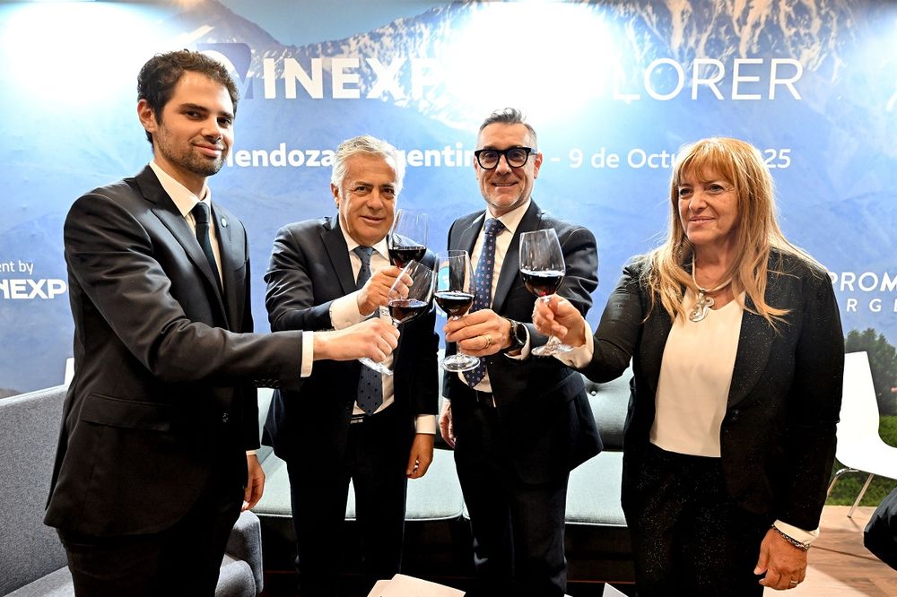 El embajador argentino en Francia, Ian Sielecki; el gobernador Alfredo Cornejo; el director general de Vinexposium, Rodolphe Lameyse; y la presidenta de ProMendoza, Patricia Giménez. (Prensa Gobierno de Mendoza)