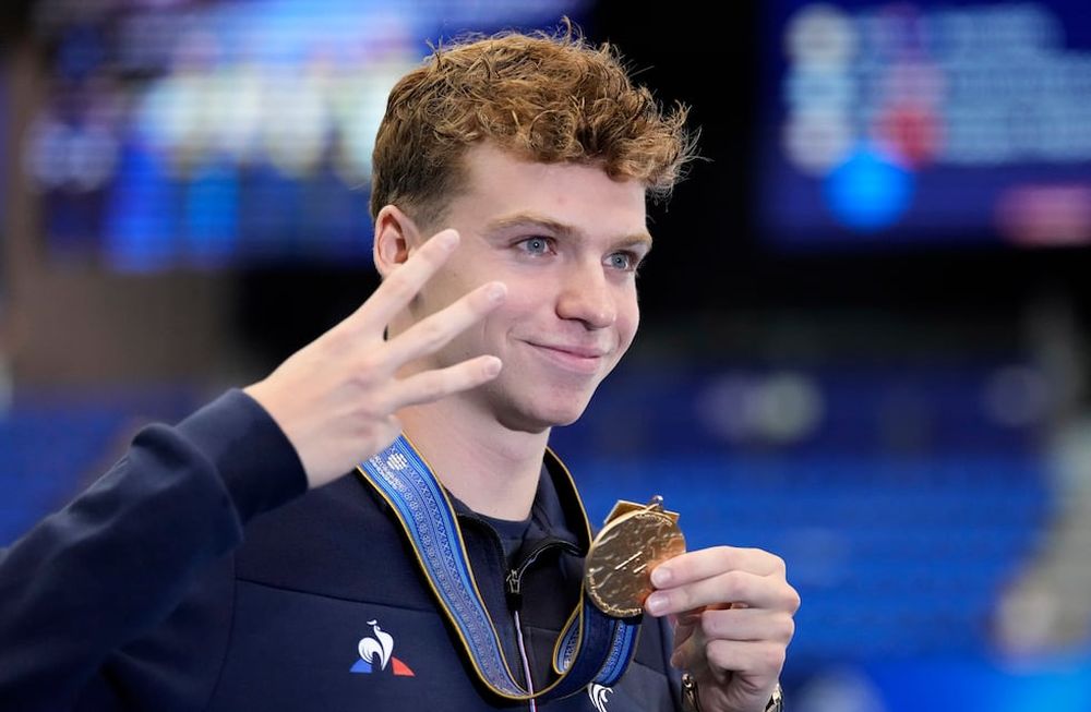 El francés Leon Marchand tras ganar la medalla de oro en los 200 metros combinados en el Mundial de natación, el jueves 27 de julio de 2023. (AP Foto/Lee Jin-man)