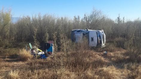 Una familia mendocina volcó con su camioneta en Bermejo cuando viajaba rumbo a La Rioja