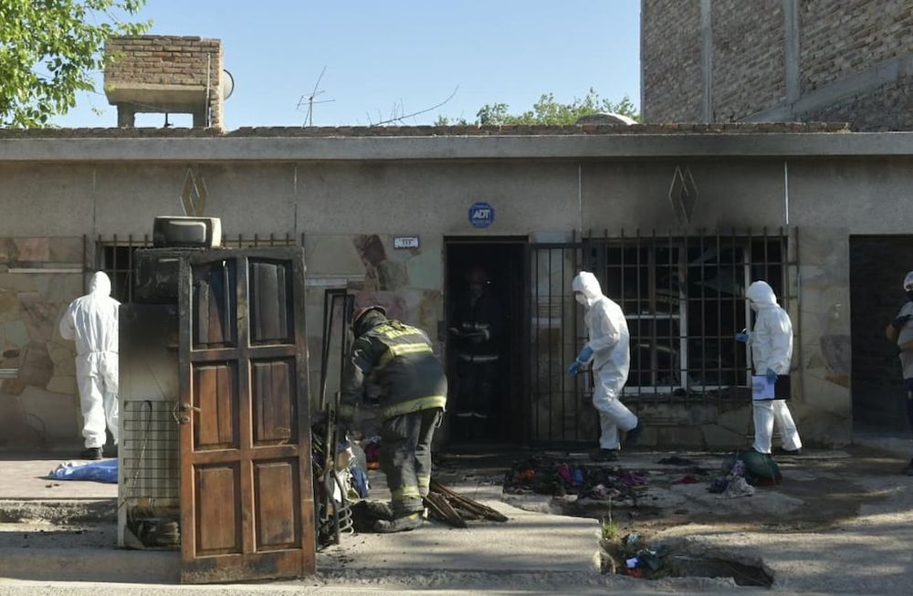 La señora de 70 años y sus nietas de 10 y 16 murieron como consecuencias del incendio ocurrido en el domicilio, en Guaymallén. /Orlando Pelichotti- Los Andes
