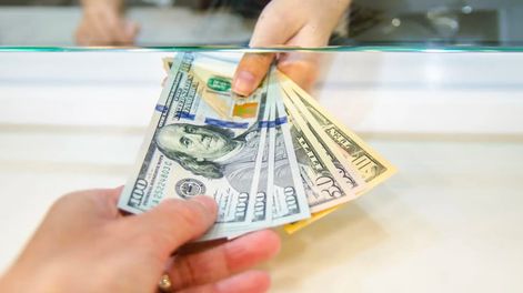 Varios ahorristas retiraron sus dólares del banco por el viral de que se venía un corralito.