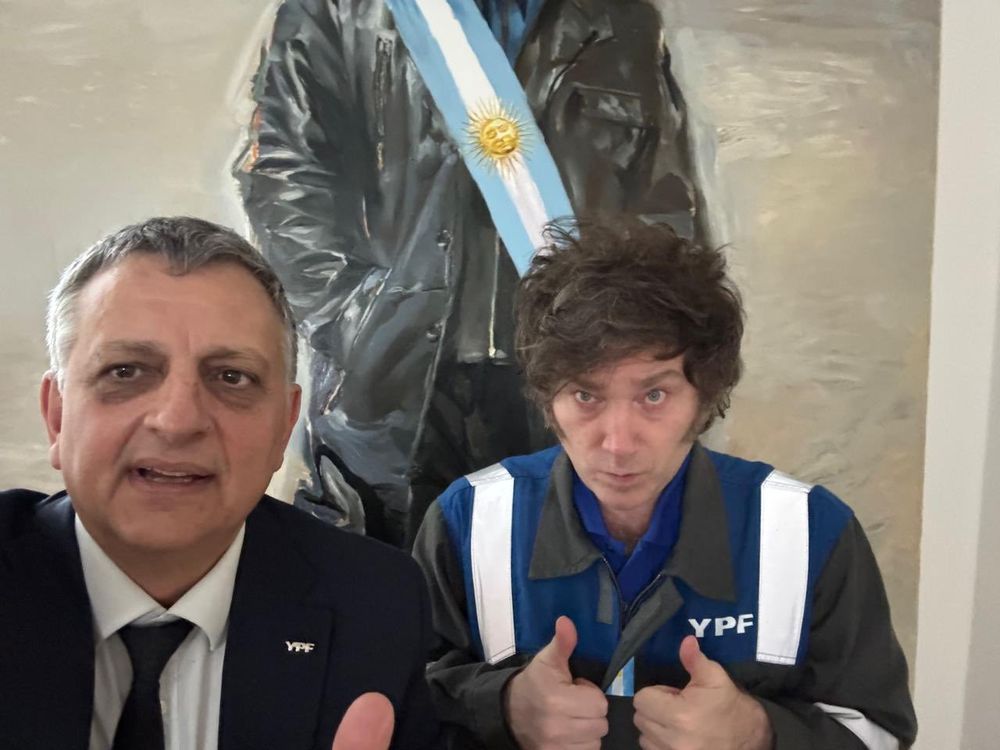 Horacio Mar&iacute;n, CEO de YPF, junto al presidente Javier Milei.&nbsp;