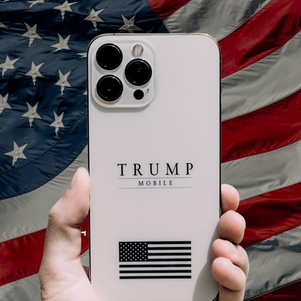 Fotografía tomada de la cuenta oficial de la red social X de Trump Mobile de una persona sosteniendo un celular. El grupo empresarial liderado por los hijos del presidente estadounidense, Donald Trump, anunció este lunes la creación de un nuevo servicio de telefonía llamado Trump Mobile. 