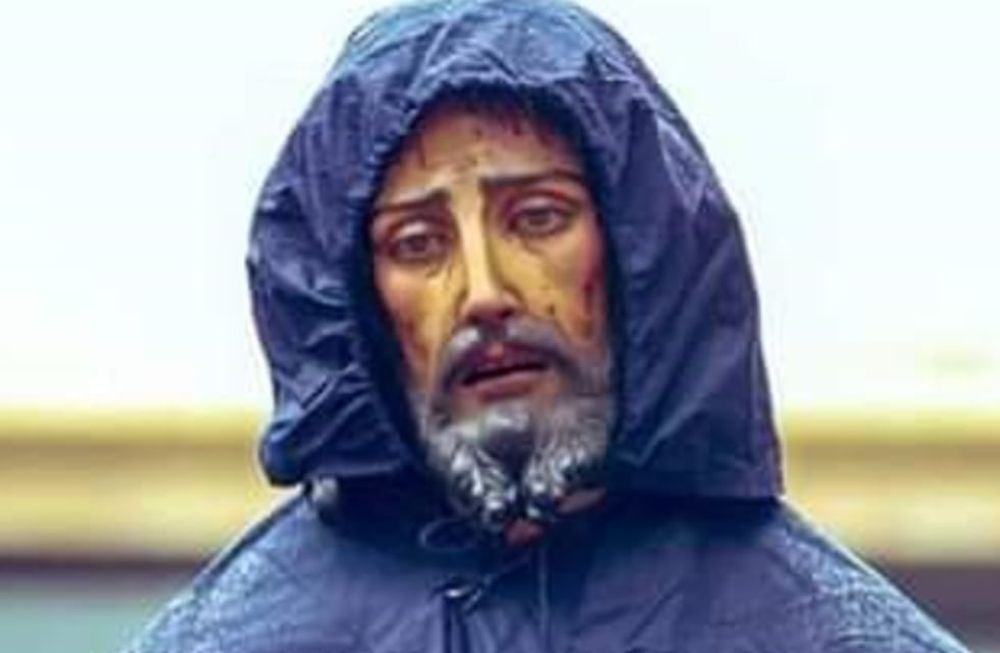 Imagen de Jesus Cautivo tomada en 2022, la cual fue protegida por las incesantes lluvias andaluzas durante un paso de Lunes Santo. Foto: Redes sociales / X.