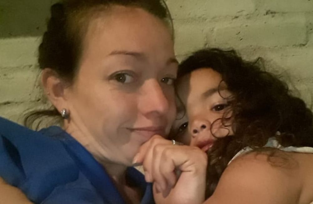 Zoe tiene 4 años, es hipoacúsica y extravió su implante en el colectivo. Lo necesita para volver a escuchar y su familia lo busca desesperadamente.