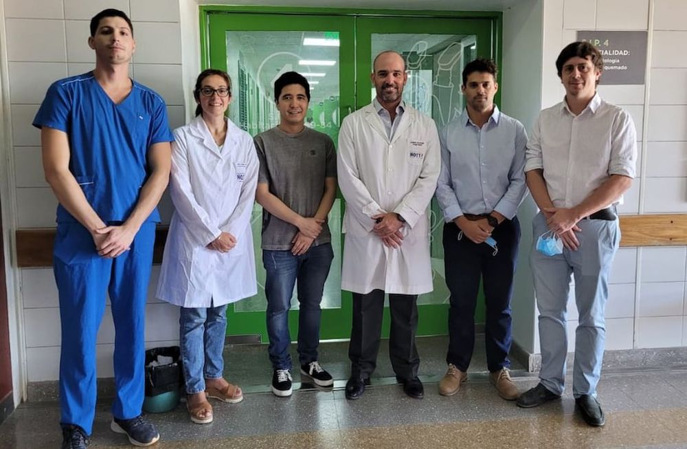 De izquierda a derecha el equipo responsable de la cirugía, Alejandro Sánchez, Laura Orlando, Pablo González, Gabriel Galdeano, Juan Manuel Carmona y Jorge Abdala.
